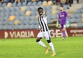 Adilson celebra un tanto con el Badajoz esta temporada.