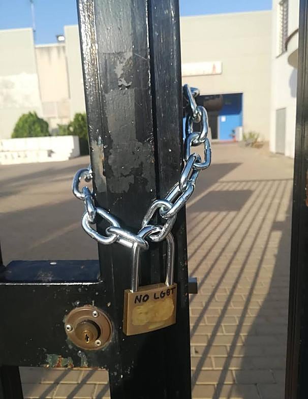 Candado con el mensaje 'no lgtbt' con el que amaneció ayer el recinto de la Zona Joven.