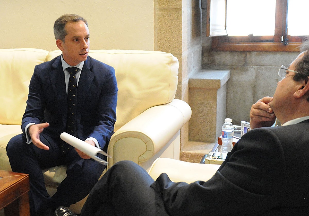 José María Gallardo, presidente de la Federación Extremeña de Caza, en un encuentro anterior con Fernández Vara.