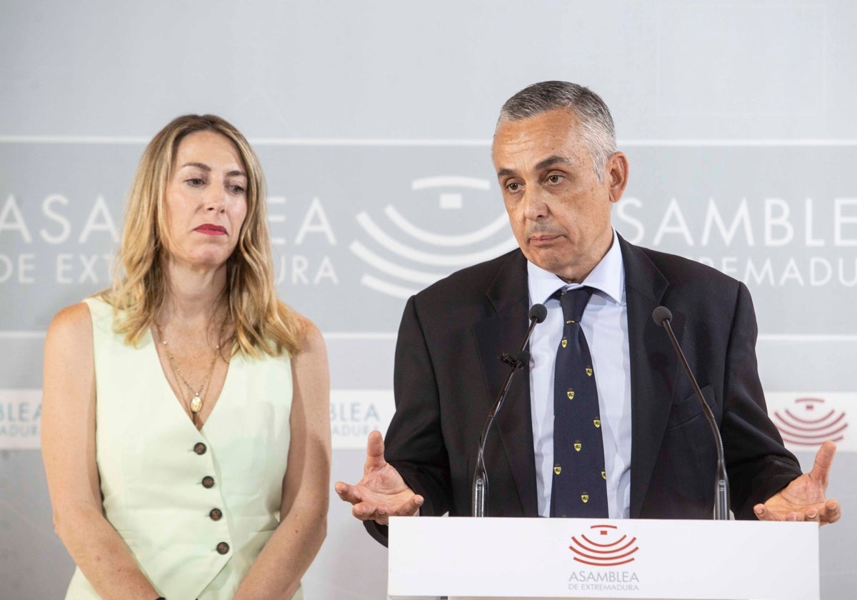 María Guardiola y Ángel Pelayo Gordillo el viernes durante la presentación del acuerdo.