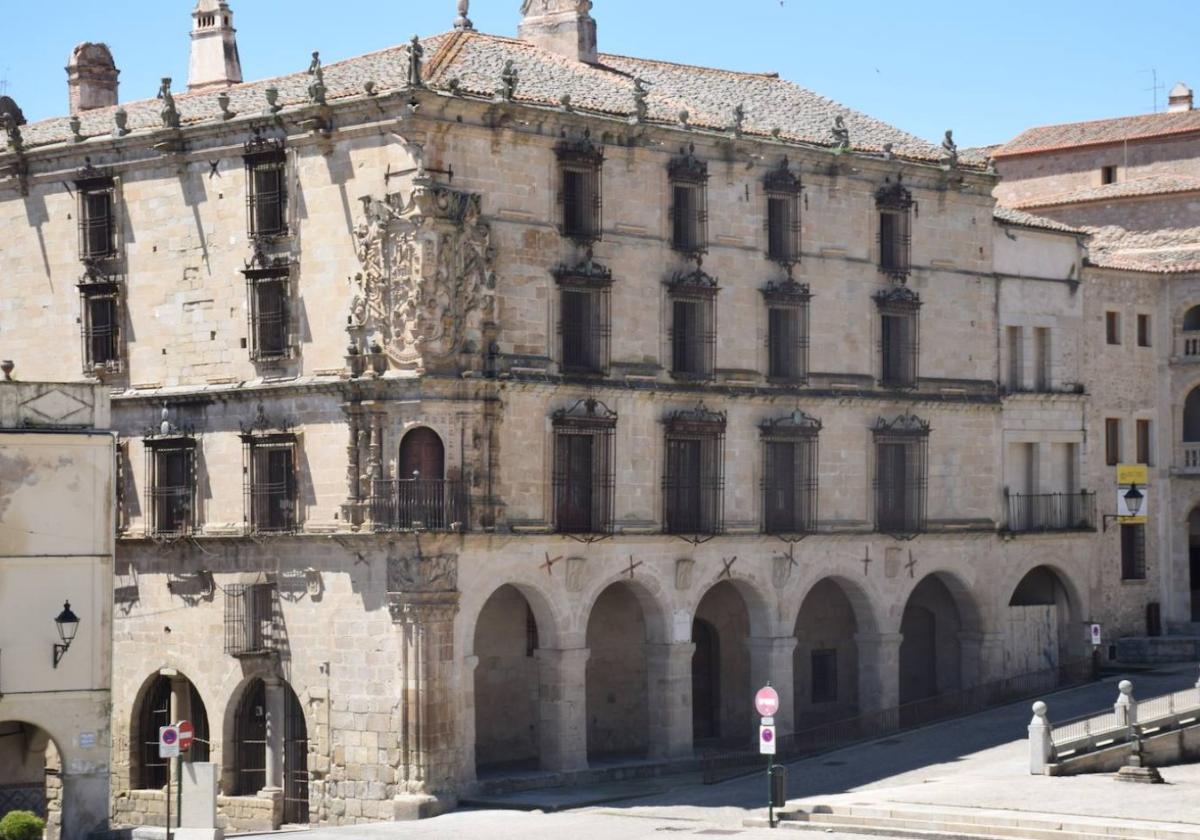 p El Palacio de la Conquista. Ubicado en la plaza Mayor, fue fundado por la protagonista de la historia.