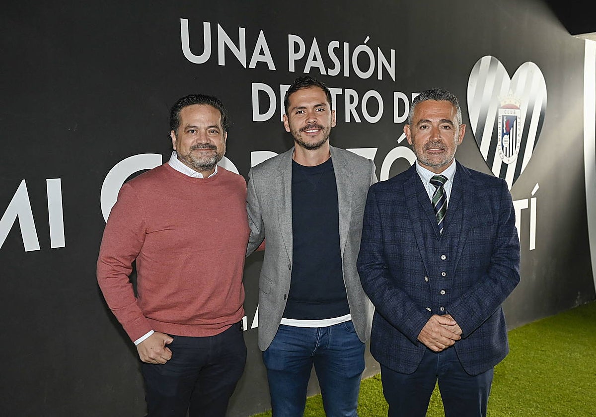 A la izquierda, Miguel Ángel Leyva, que pasa a ser consejero delegado del Badajoz.