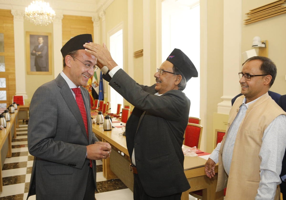 El alcalde de Lumbini entrega un obsequio al alcalde de Cáceres tras su reunión en el Ayuntamiento.