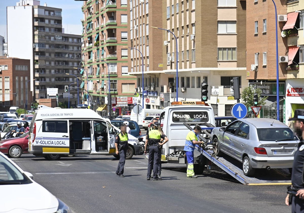 La grúa retira un vehículo tras un accidente en la 'autopista' en 2019.