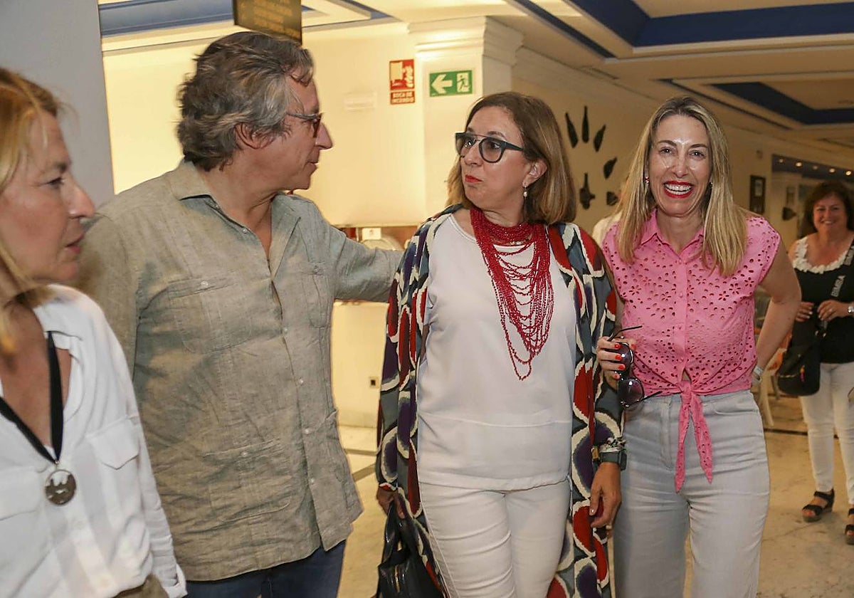 María Guardiola, a la derecha, a su llegada al hotel Mérida Medea para asistir a la reunión.