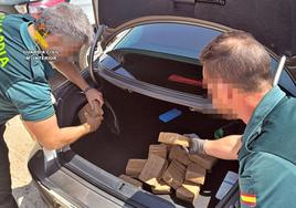 Interceptan un vehículo con 15 kilos de hachís ocultos en La Albuera