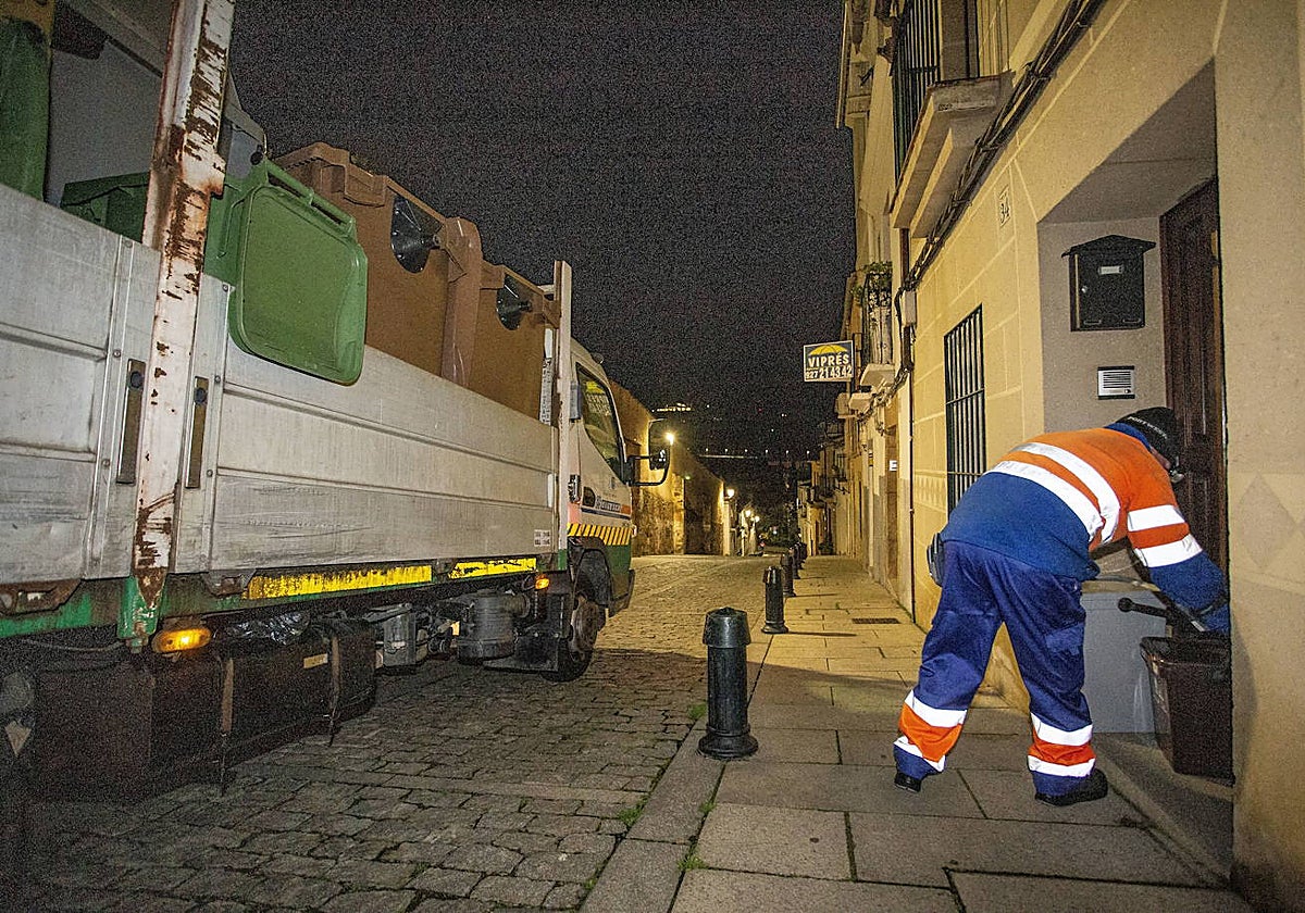 Un operario de la empresa concesionaria durante las labores de recogida de residuos.