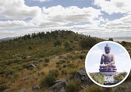 Montaje de la estatua de buda prevista para el monte Arropez, situado entre Valdesalor y Cáceres.