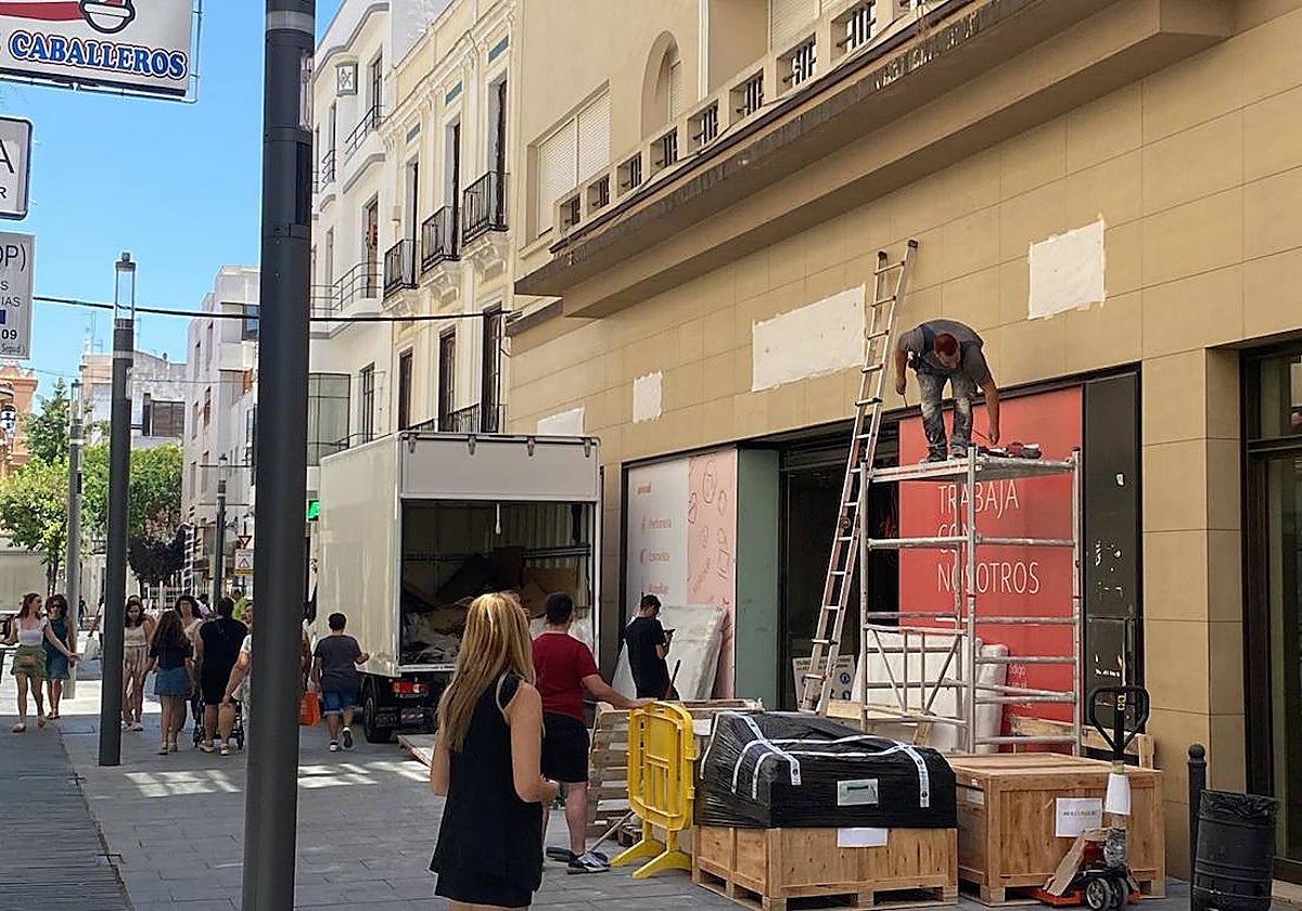 Los operarios ultiman la tienda de Arenal en el antiguo Zara de Menacho este martes.