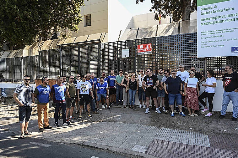 Alrededor de una treintena de trabajadores del centro de menores Vicente Marcelo Nessi en la concentración de esta mañana.