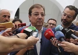 Fernández Vara atiende a los medios tras la reunión con la presidenta de la Asamblea este martes.