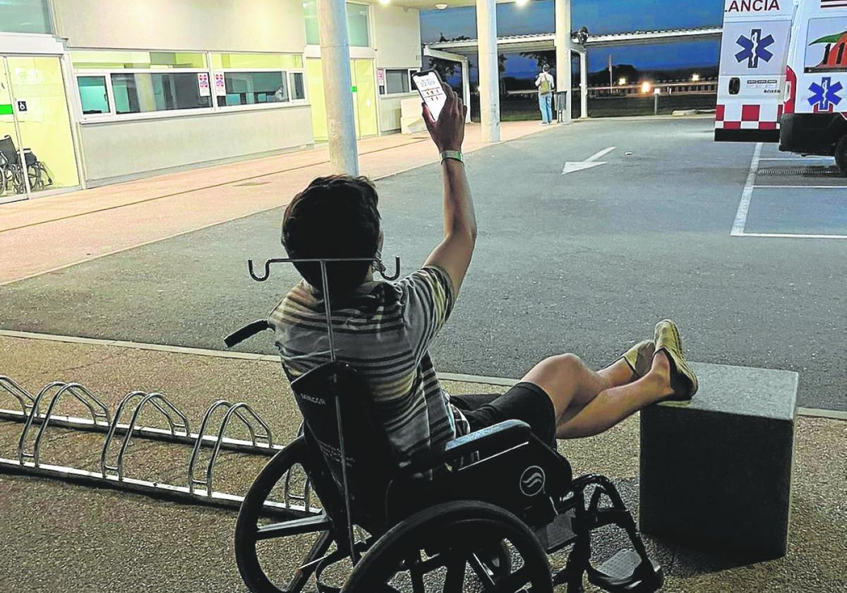 Un paciente del Hospital Uiversitario trata de conseguir cobertura con su teléfono móvil.