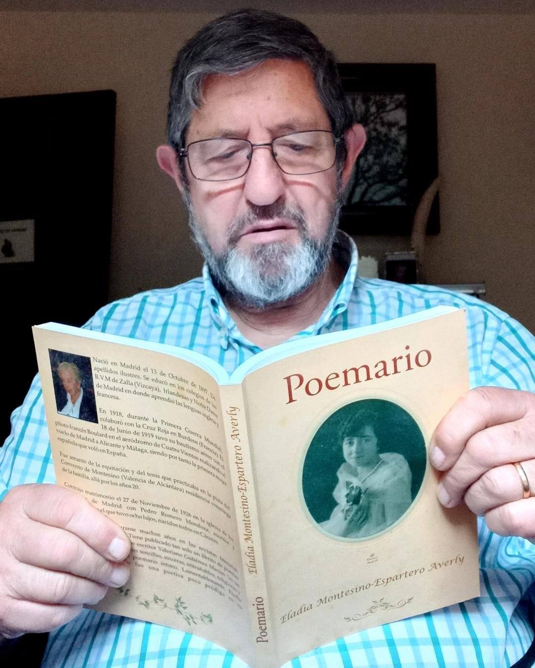 Juan José Romero Montesino-Espartero, hijo pequeño de Eladia y Pedro, con un libro de poesías de su madre. Él ha publicado cuatro poemarios.