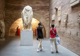 Sala del Museo Nacional de Arte Romano con las piezas de los foros de la ciudad.