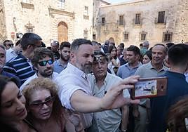 Santiago Abascal rodeado de simpatizantes en la plaza de Santa María de Cáceres este domingo.
