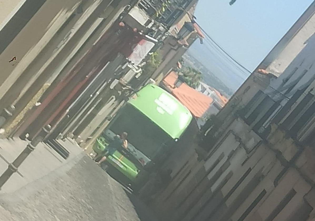 El bus de Vox provoca daños en Cáceres