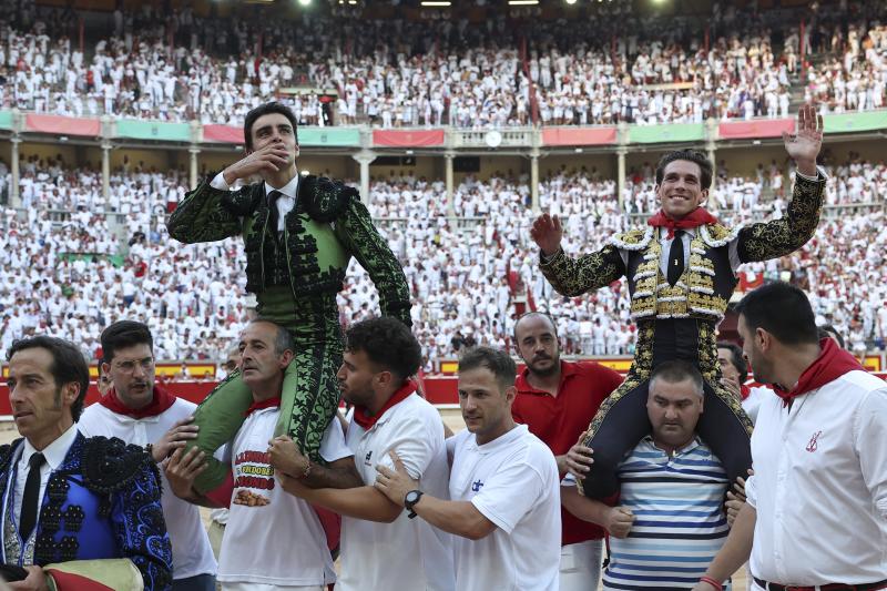 Perera y Marín salieron a hombros, con tres trofeos cada uno.