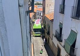 El autobús ha quedado atrapado en la calle Peñas de la parte antigua en Cáceres.