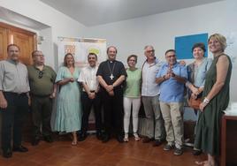 Foto de familia de los prelados de Coria-Cáceres y Plasencia con trabajadores de Proyecto Hombre en Cáceres.