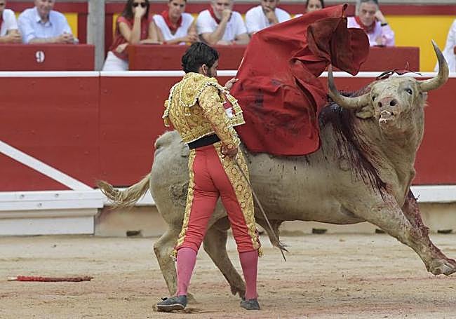 Morante estuvo sobresaliente en el toreo de capa.
