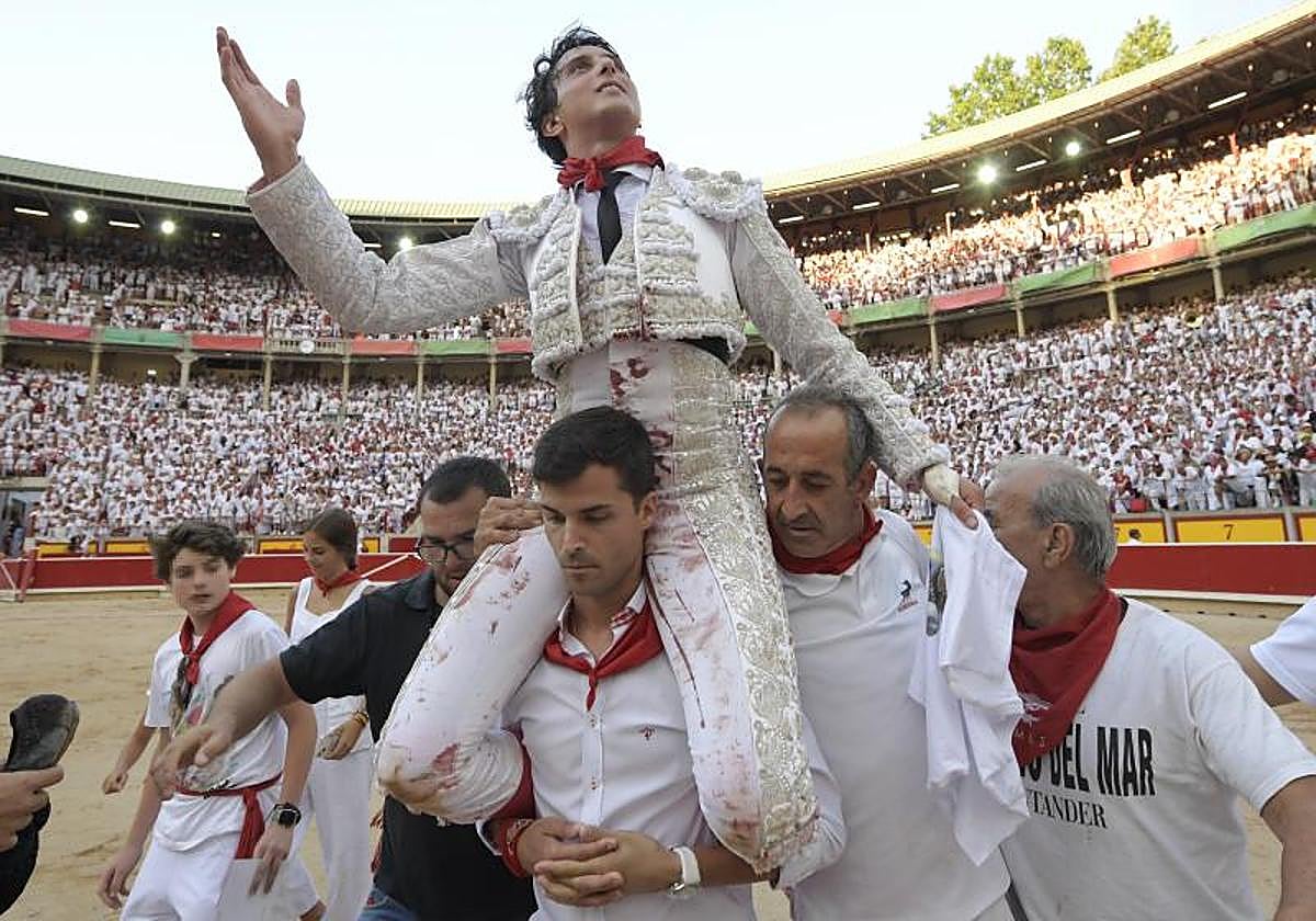 tres orejas para Roca Rey, que salió a hombros.