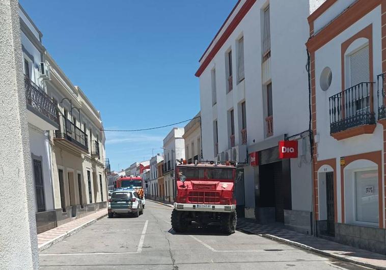 Efectivos de emergencias en la avenida de Extremadura en Oliva de la Frontera, donde se ha registrado el suceso.