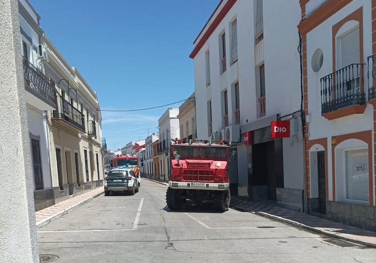 Efectivos de emergencias en la avenida de Extremadura en Oliva de la Frontera, donde se ha registrado el suceso.