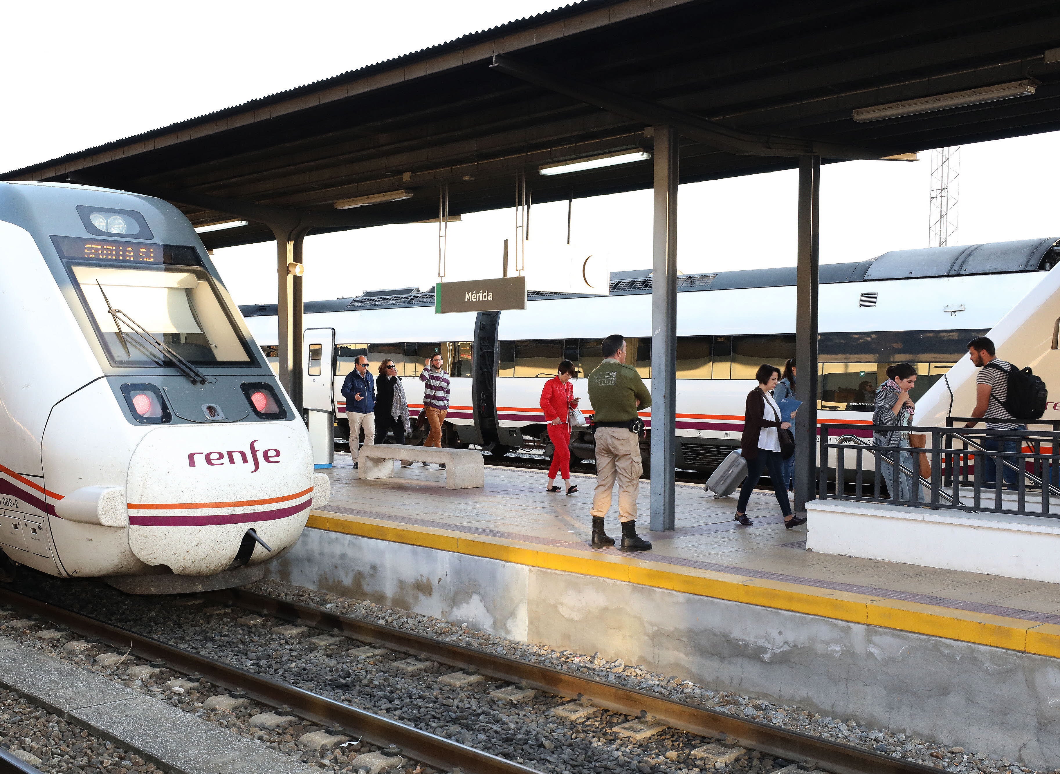 Badajoz y Plasencia estarán conectadas por un Avant tras la electrificación de la línea