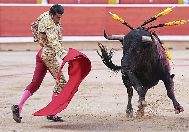 El diestro Emilio de Justo con su primer toro en suerte esta tarde en la Plaza de Toros de Pamplona.