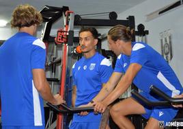 Luis Acosta, Raúl Beneit y Diego Parras en el gimnasio del estadio Romano.