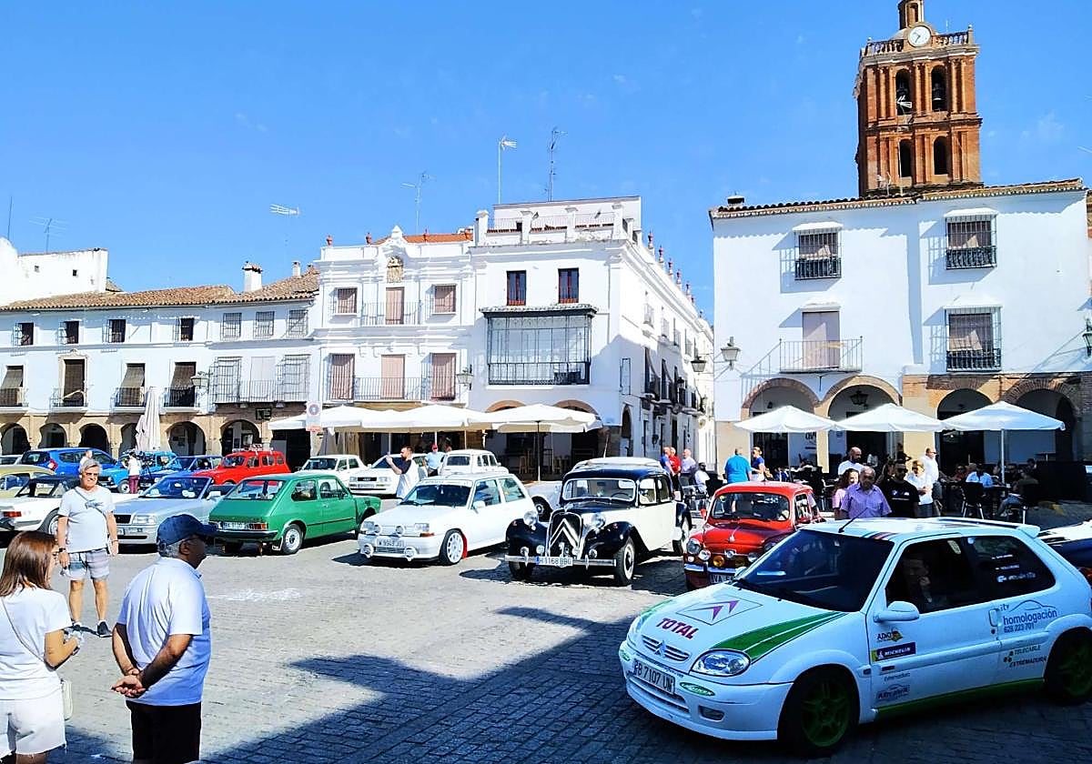 Algunos de los vehículos participantes en la ruta.