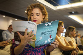 Presentación de Economía Extremeña, con Mar Domínguez (HOY), Carmen González (Cicytex), Francisco Carrera (Gévora Construcciones) y Dolores Gallardo (UEx).