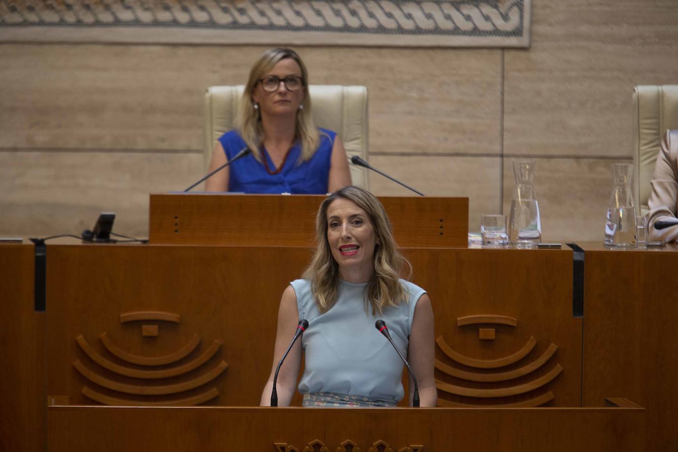 Imágenes del discurso de investidura de María Guardiola (II)