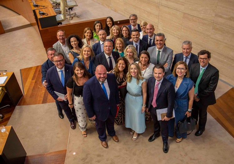 Grupo Popular, todos sonrientes, al término del pleno en el que María Guardiola explicó este jueves su proyecto político para la región.