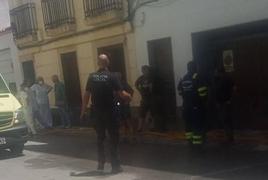 Sanitarios, bomberos y agentes de la Policía Local en el lugar del suceso.