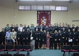 Rafael Mateos acompañado de miembros de la Policía Local de Cáceres en el acto de su patrona.