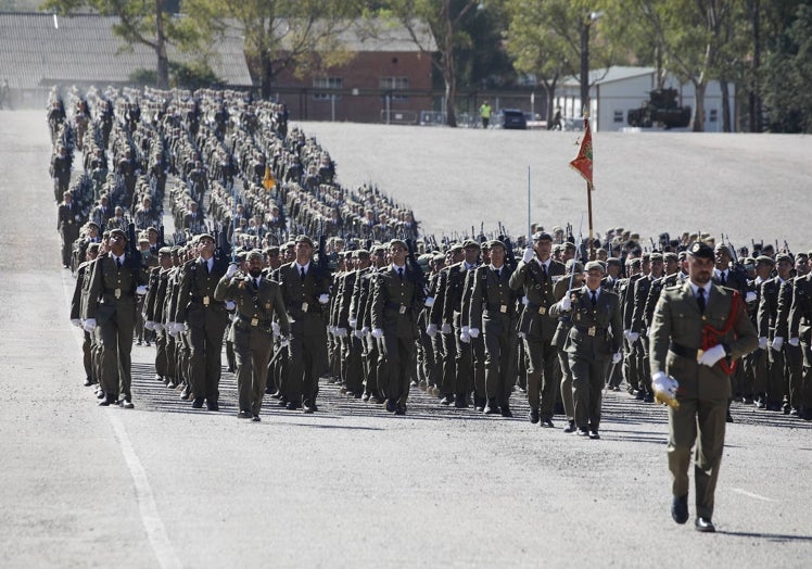 Desfile de los nuevos soldados en Cáceres.