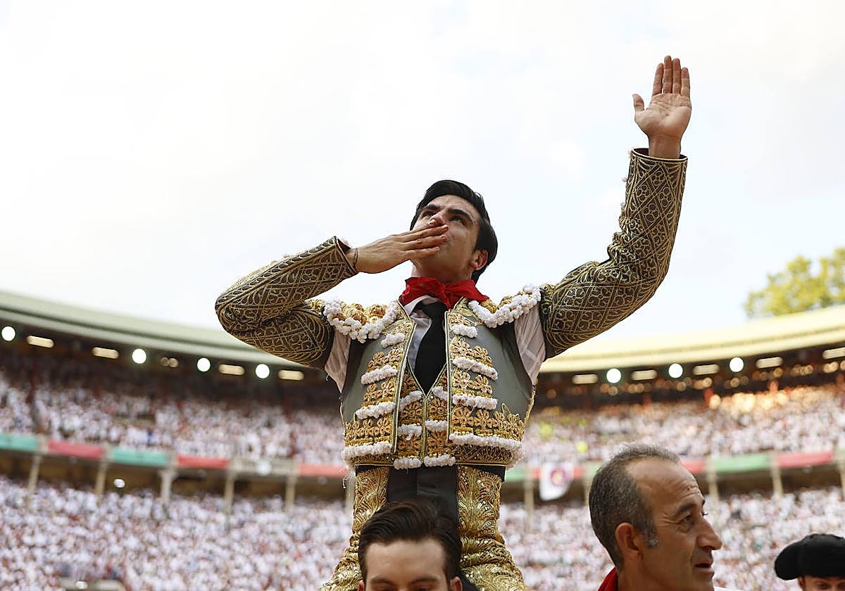 El diestro Jesús Enrique Colombo sale a hombros de la plaza de toros de Pamplona tras cortar dos orejas a su lote en la última corrida de abono de la Feria del Toro de los Sanfermines 2023.