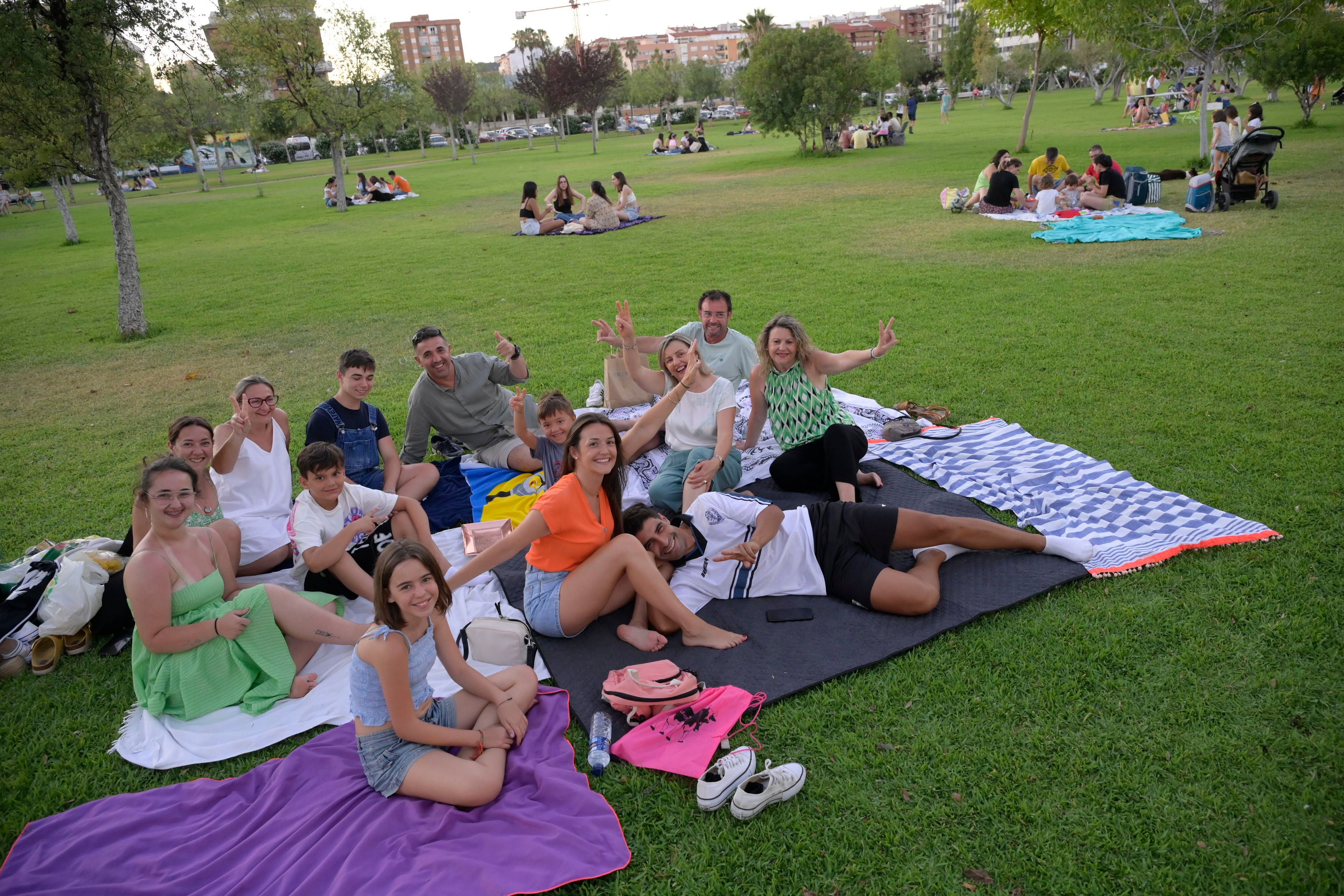 El parque sirve de punto de encuentro para esta familia en verano.