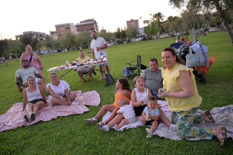 . La familia de Julia pasa las noches de verano en el parque del río.