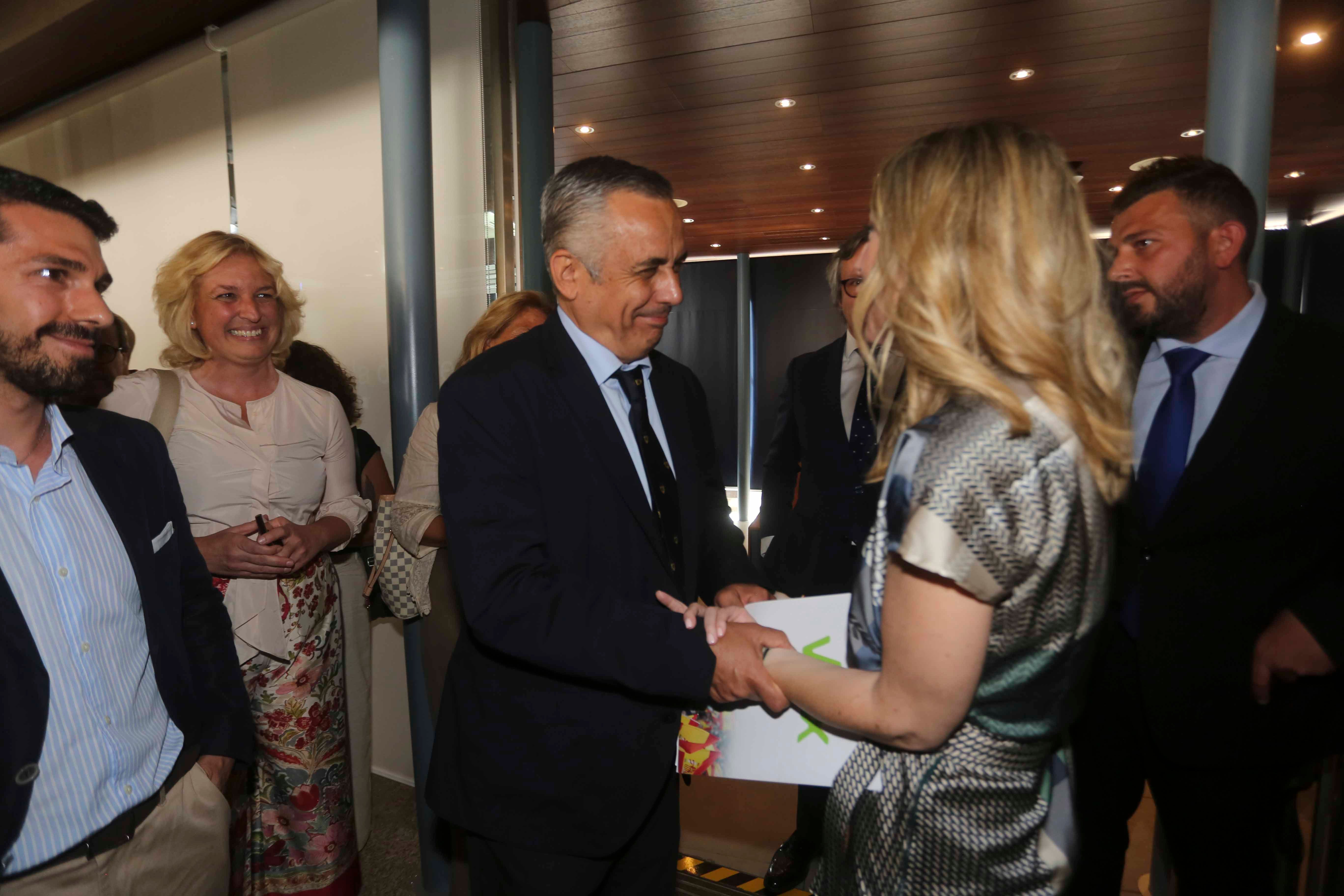 Besos y abrazos para la primera presidenta de Extremadura