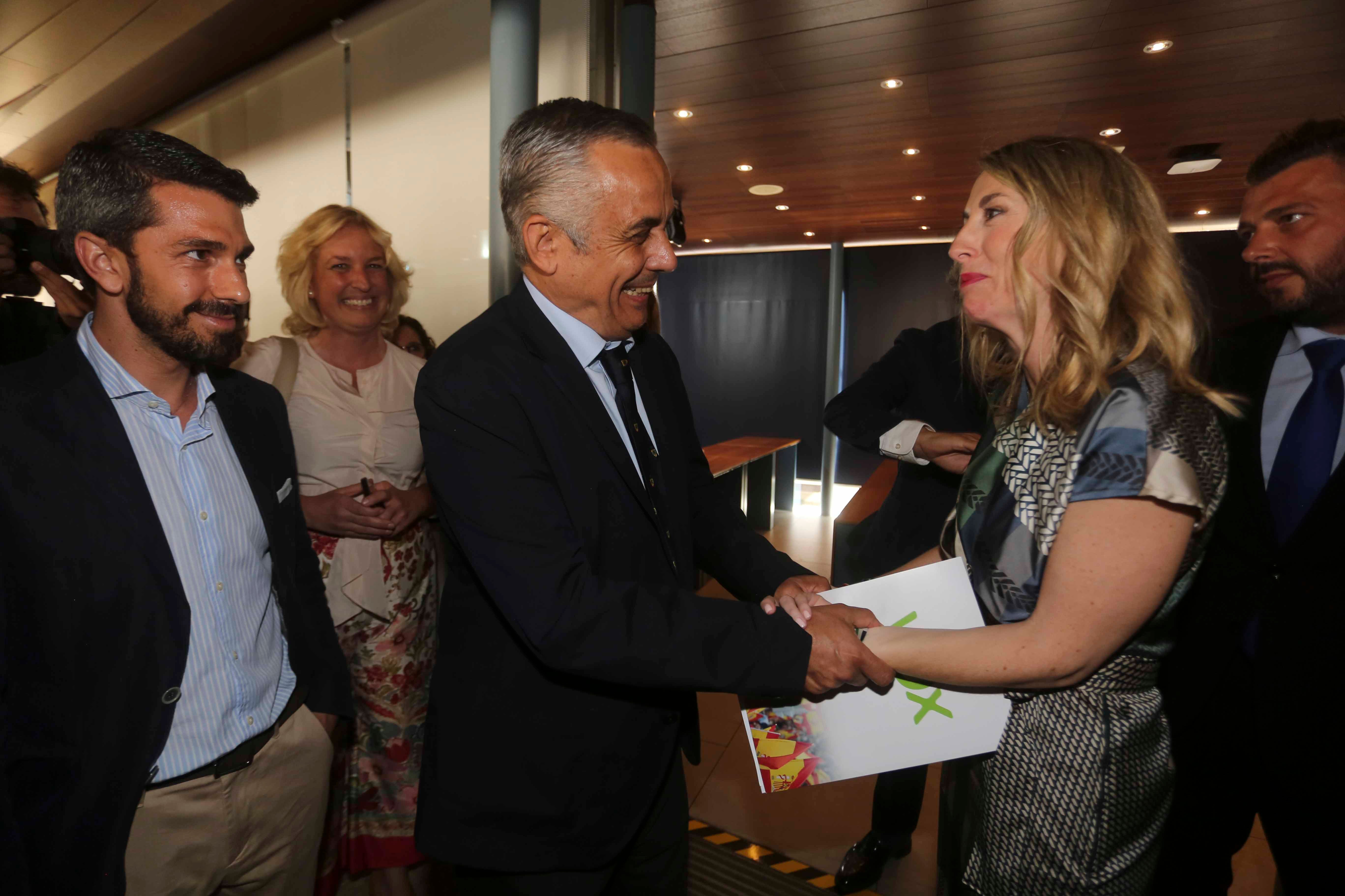 Besos y abrazos para la primera presidenta de Extremadura