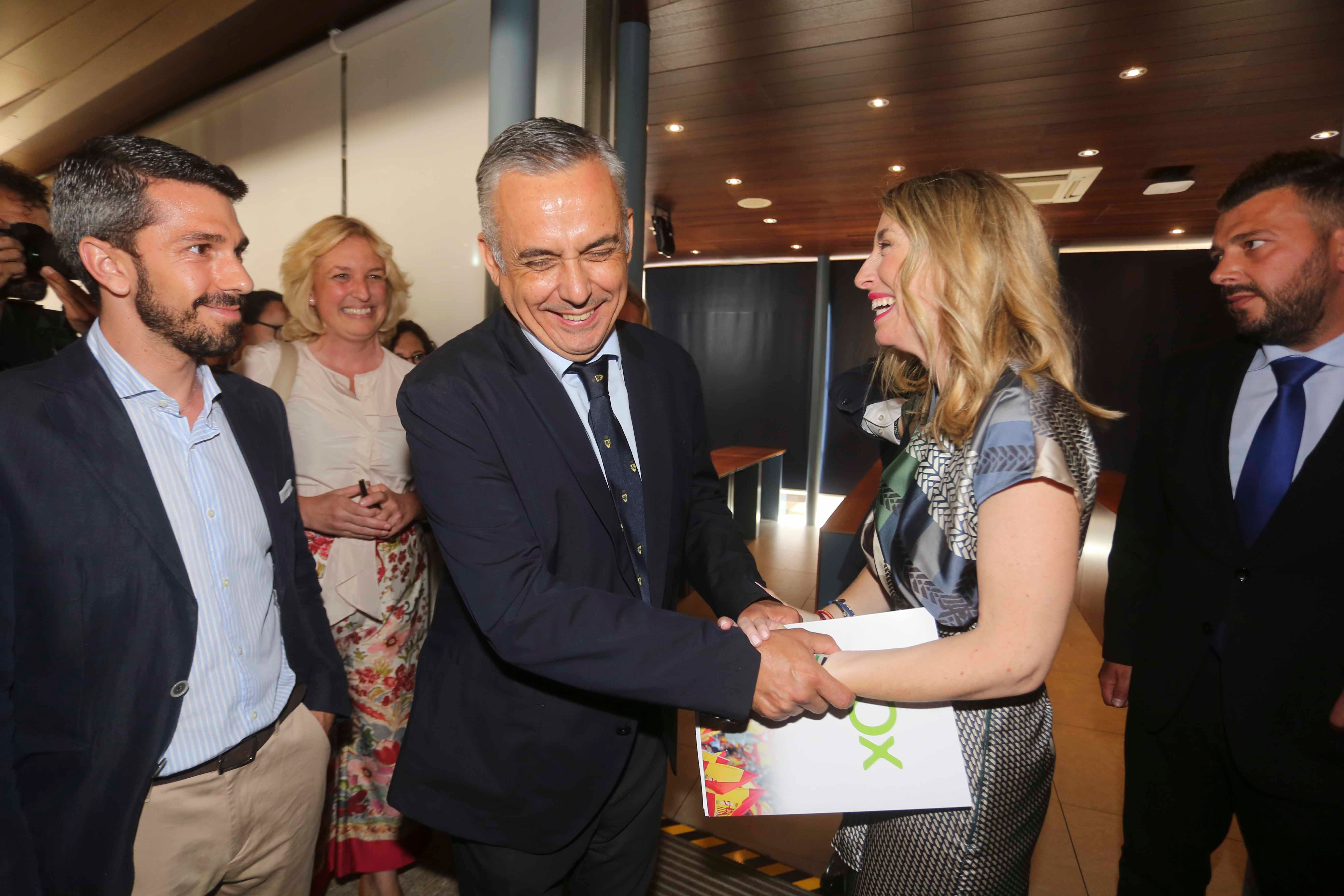 Besos y abrazos para la primera presidenta de Extremadura