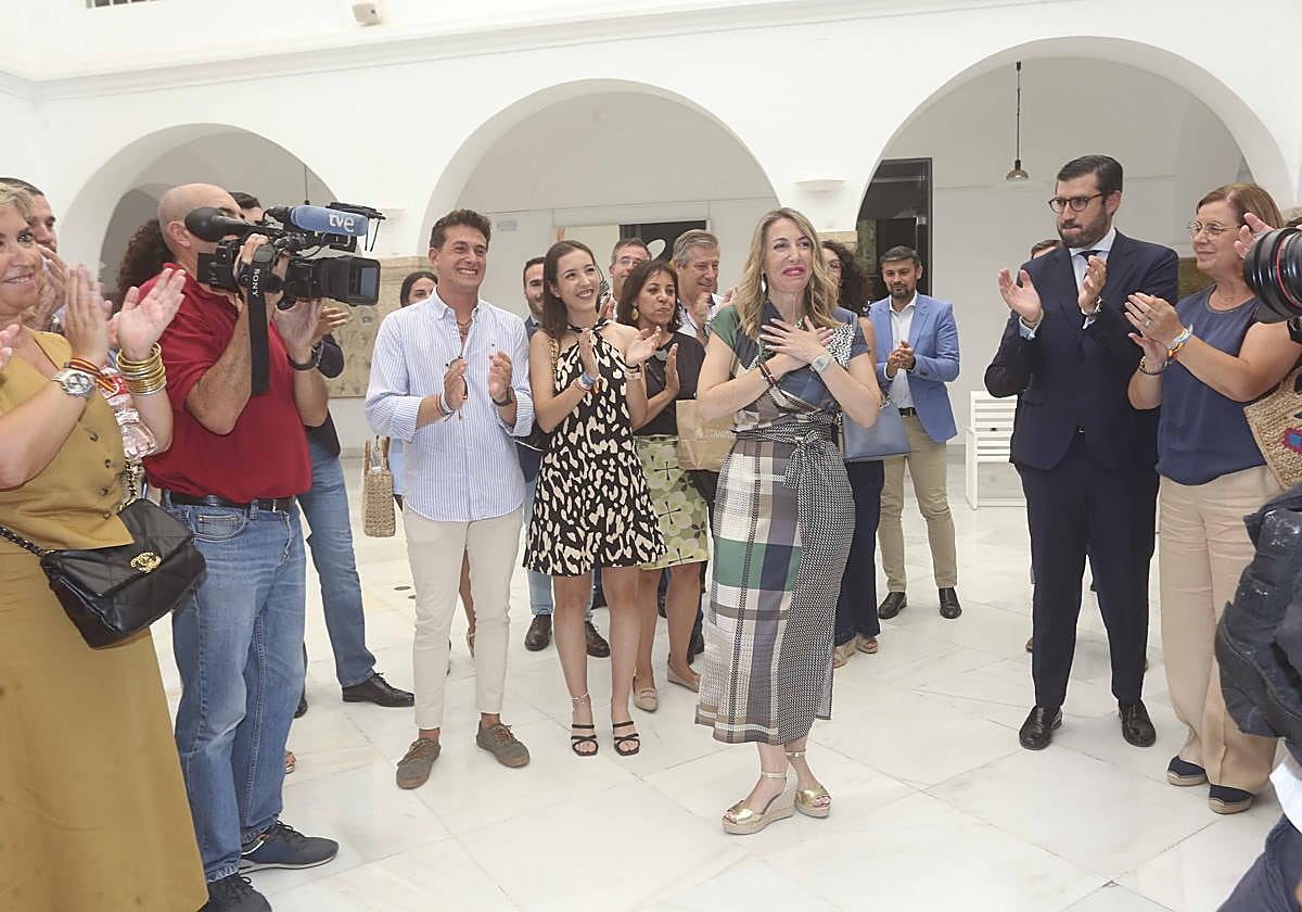 Guardiola tras su investidura recibiendo aplausos de los suyos.