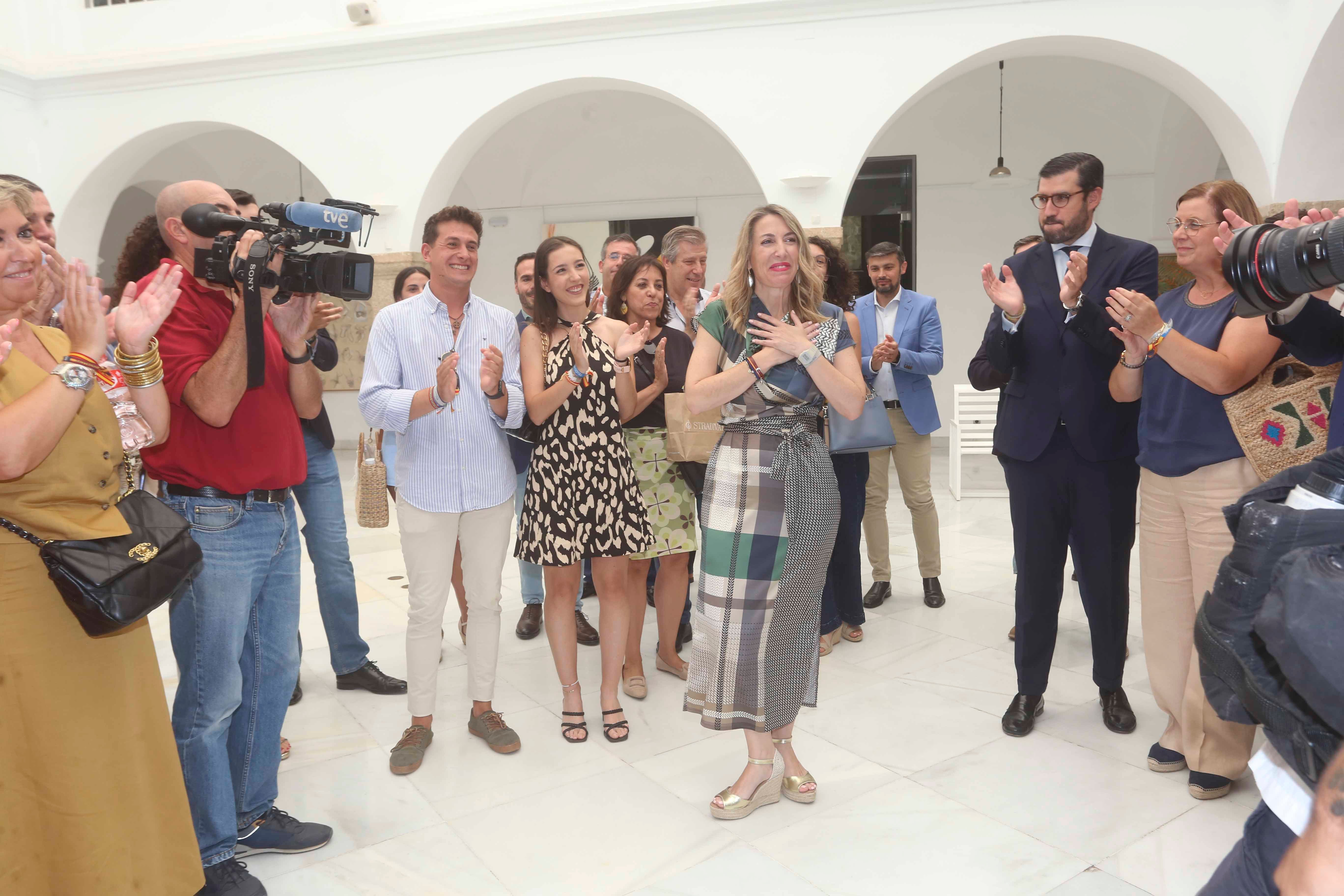 Besos y abrazos para la primera presidenta de Extremadura