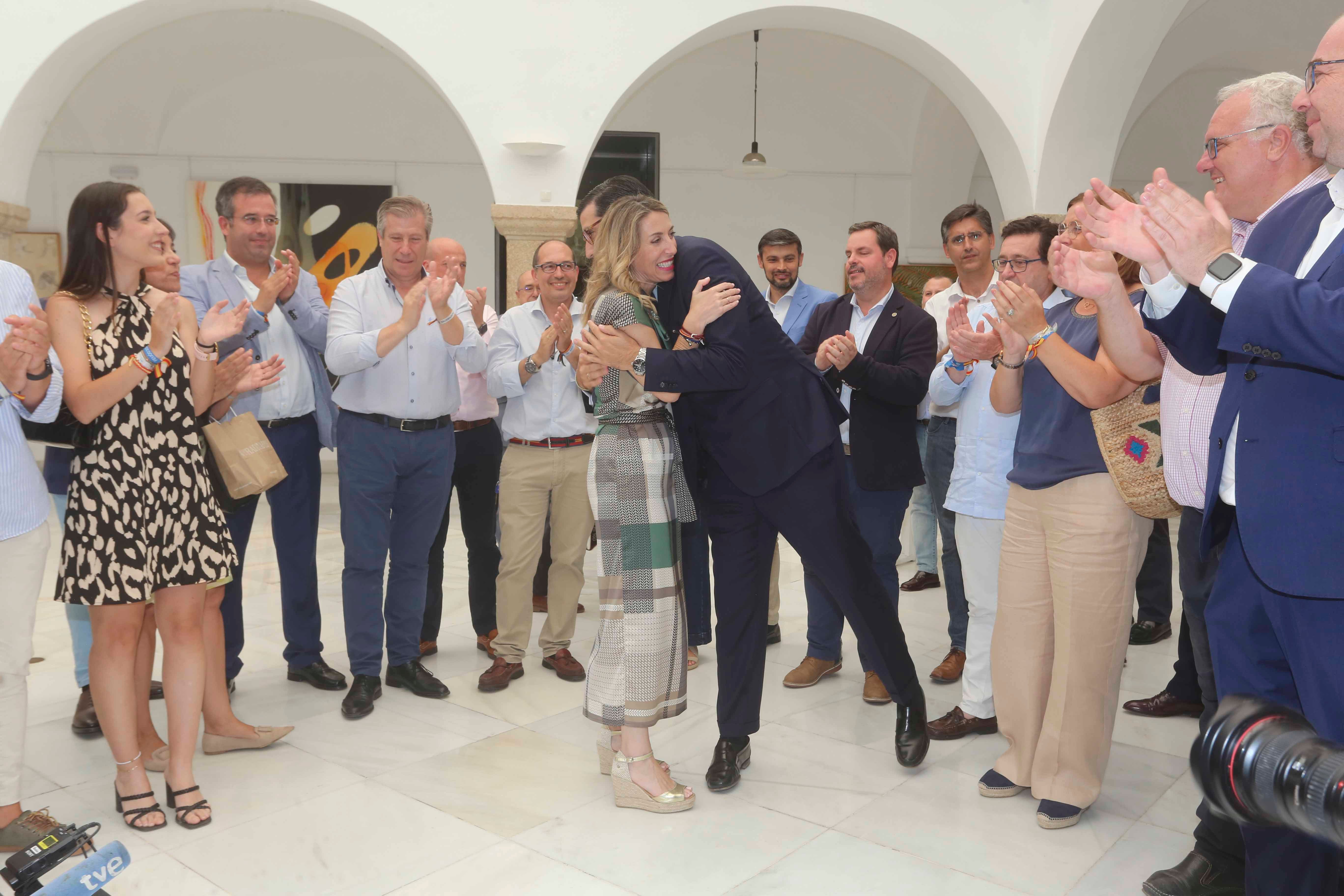 Besos y abrazos para la primera presidenta de Extremadura