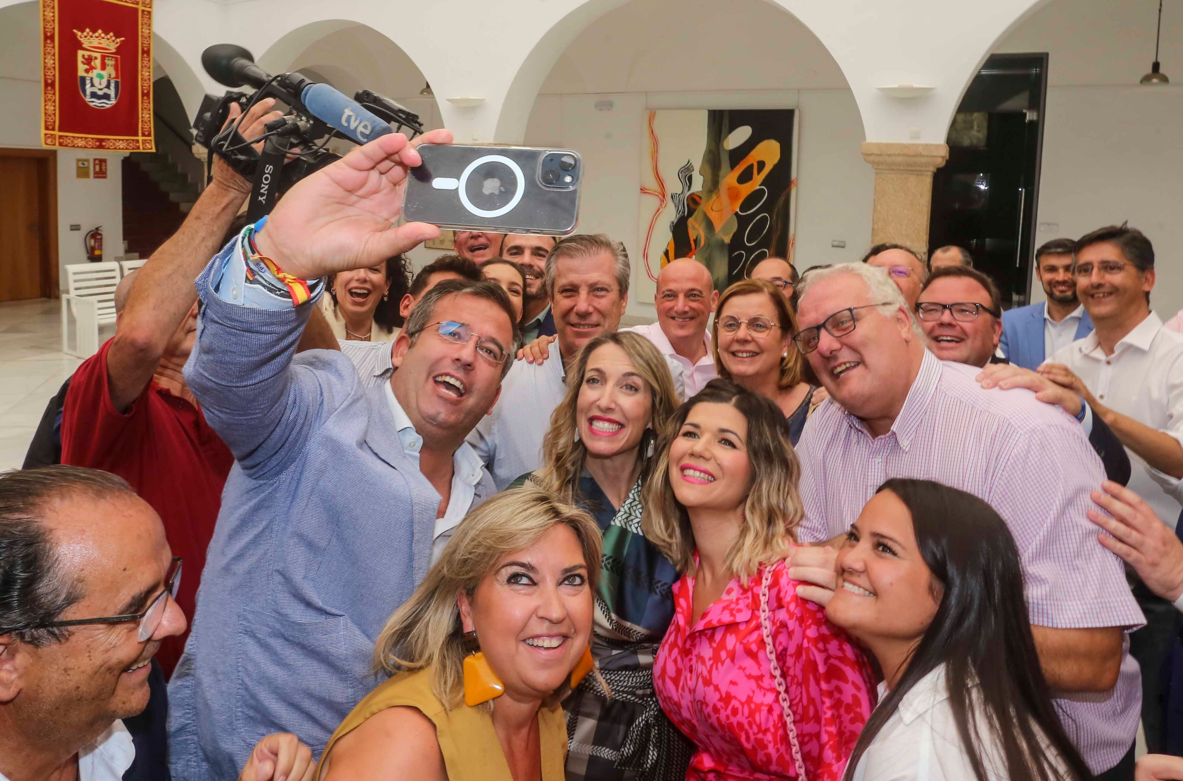 Besos y abrazos para la primera presidenta de Extremadura