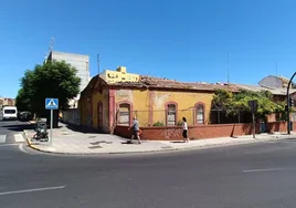 La Casa de las Aguas, en la esquina entre Carolina Coronado y Adolfo Suárez.