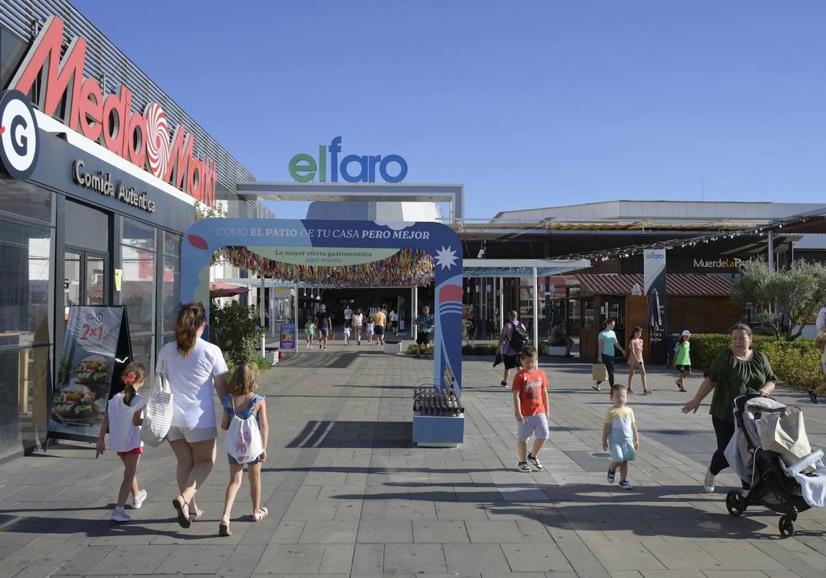 Zona exterior del centro comercial El Faro.