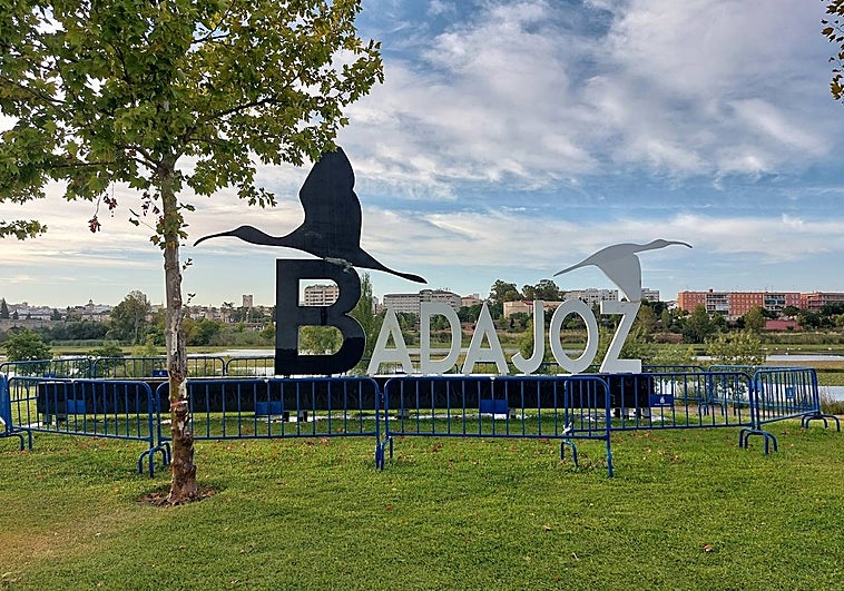 Las letras de 'Badajoz' llevan más de tres meses rodeadas de vallas.